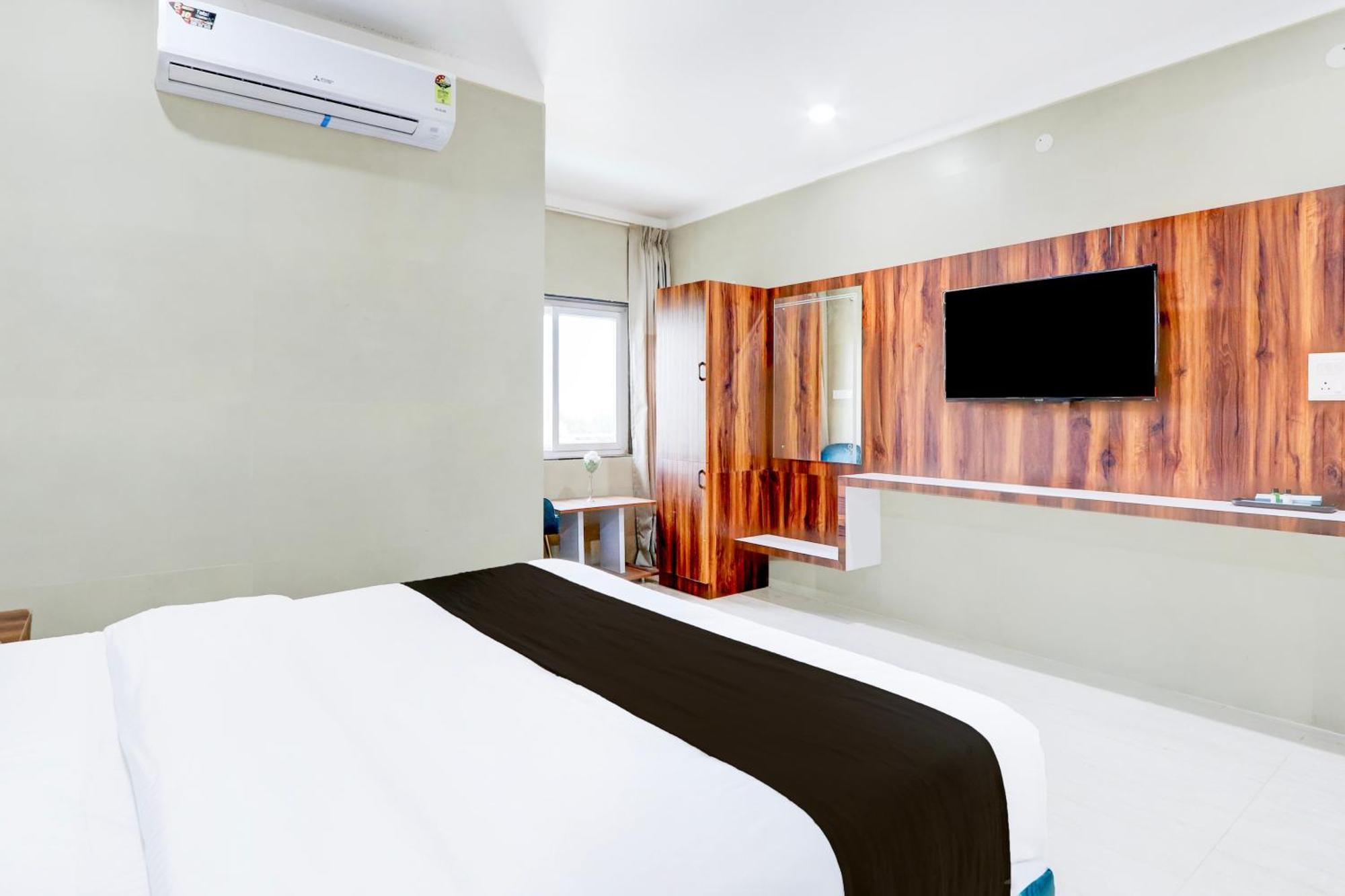 Hotel O Pr Grand Khammam Exteriör bild