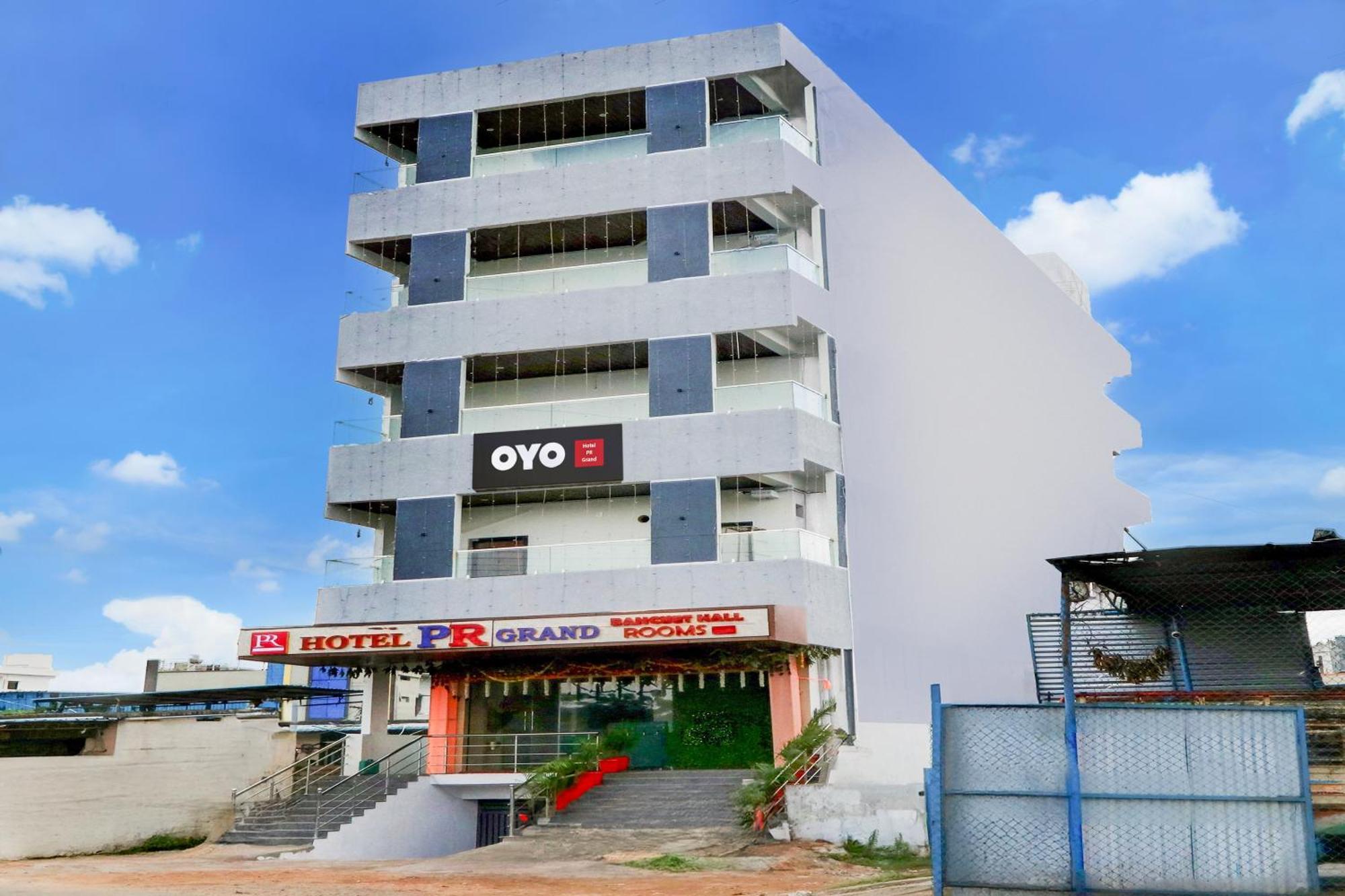 Hotel O Pr Grand Khammam Exteriör bild